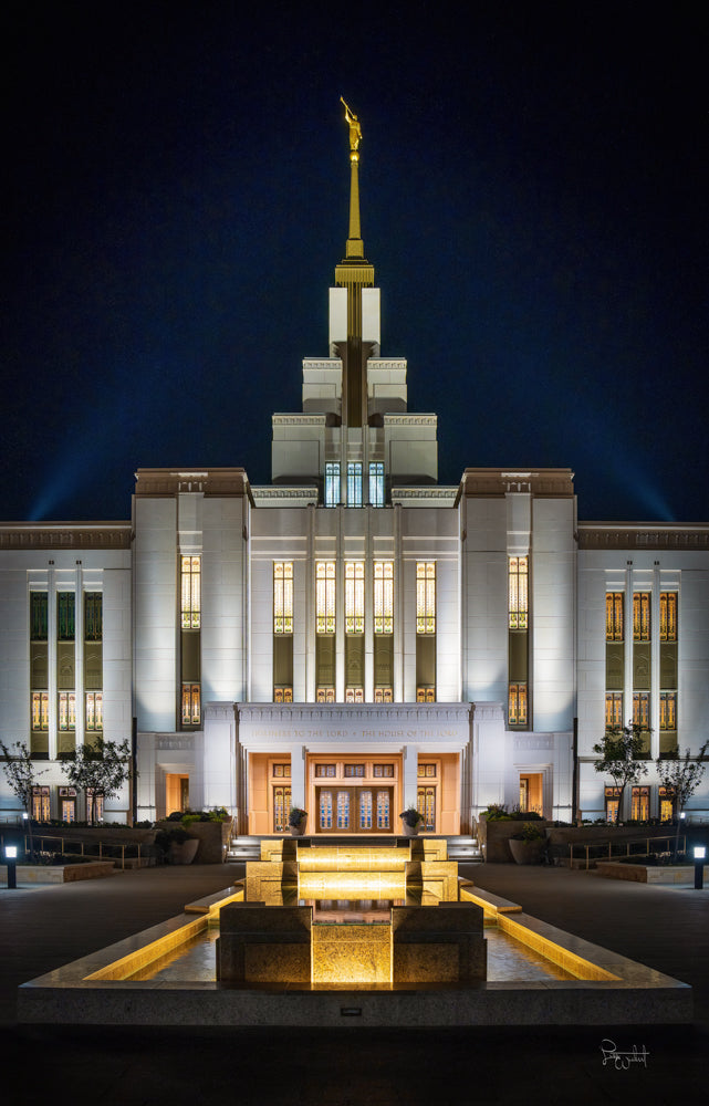 The Saratoga Springs Utah Temple lit up at night.