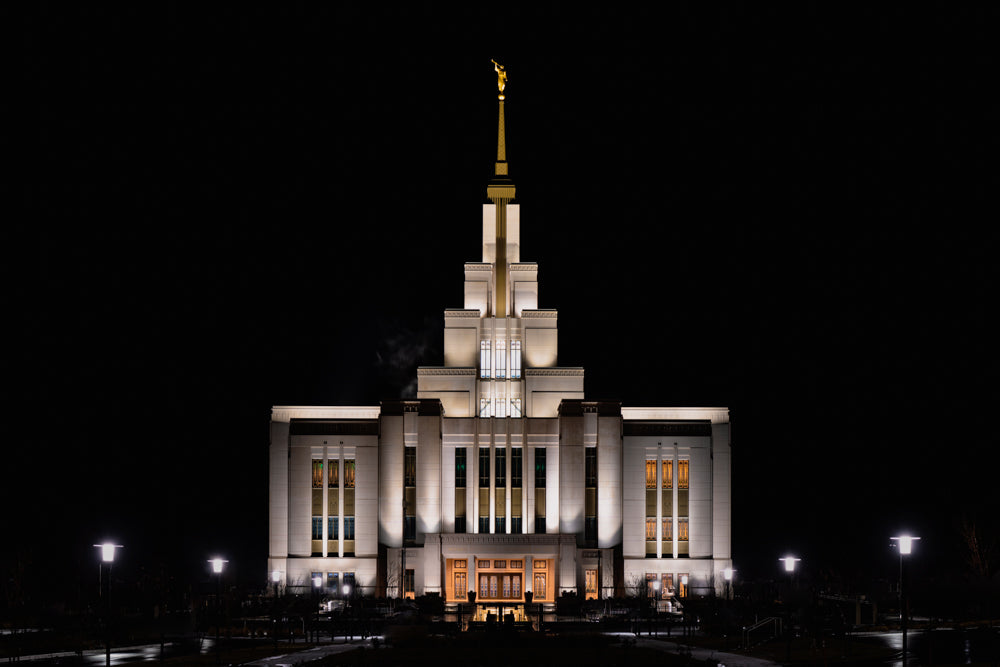 The Saratoga Springs Utah temple lit up at night.